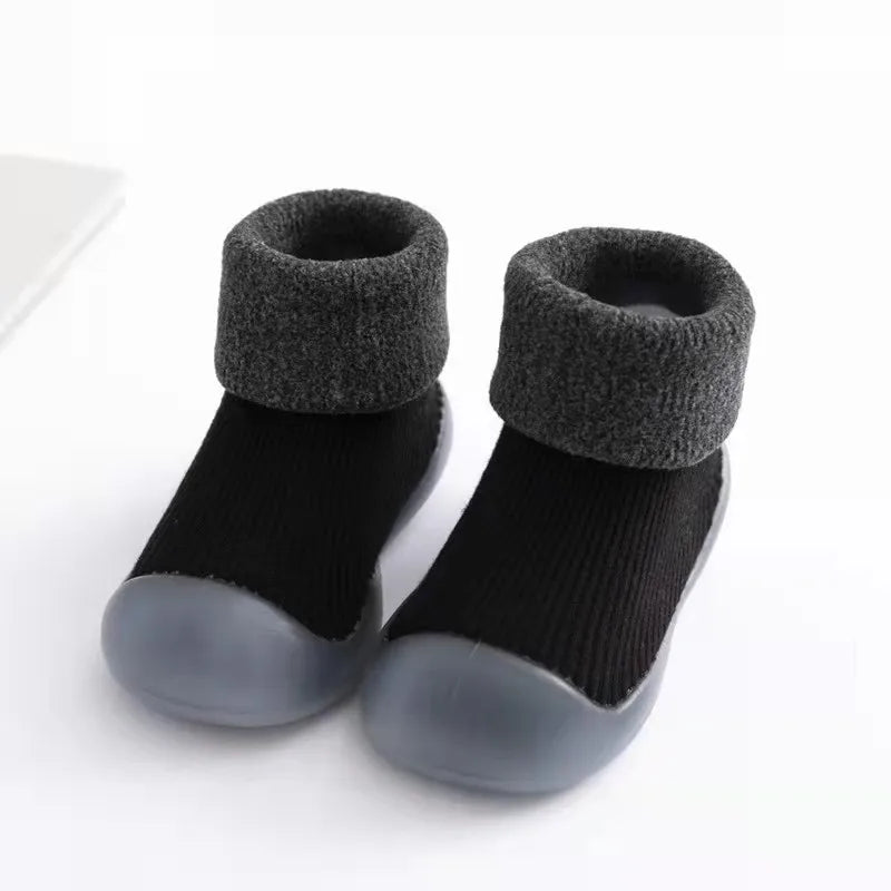 Atmungsaktive Sockenschuhe für Kinder, weich & rutschfest, ideal für drinnen.