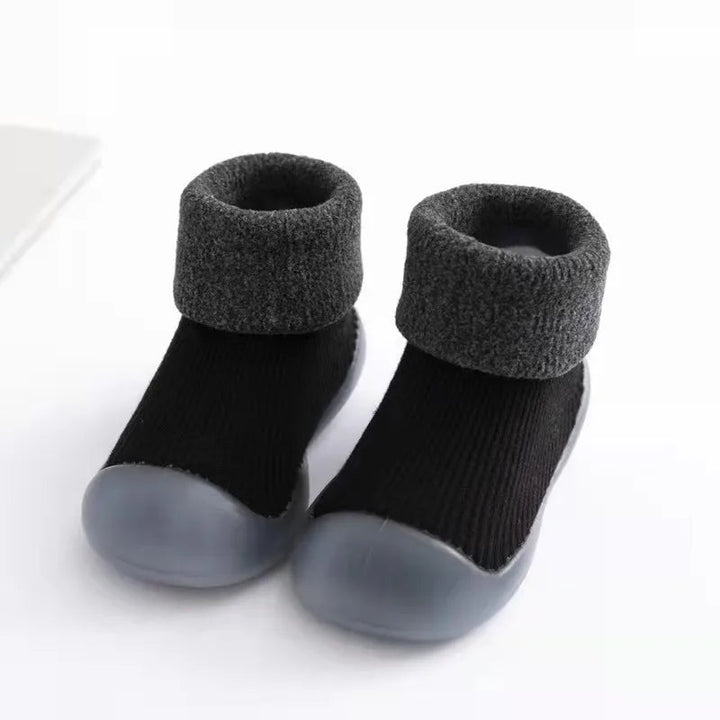 Atmungsaktive Sockenschuhe für Kinder, weich & rutschfest, ideal für drinnen.