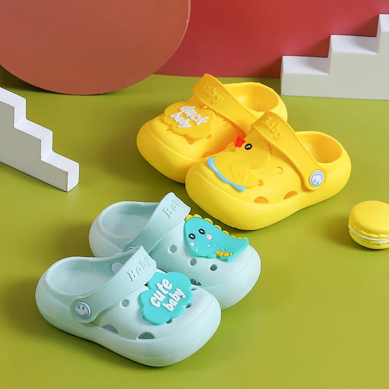 Leichte Sommerschuhe: Atmungsaktive Kinder Slipper, ideal für warme Tage & drinnen.