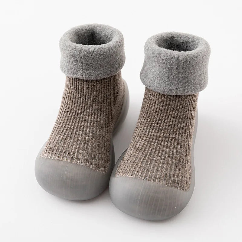 Komfortable Indoor-Schuhe für Kleinkinder, rutschfest, warm und sicher für die Entwicklung.