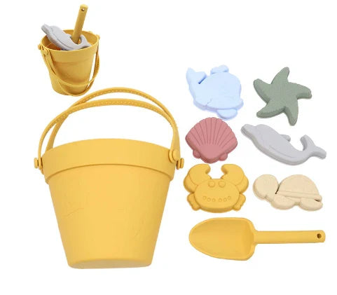 Kreatives Strandspielzeug Set mit faltbarem Silikon Sandeimer & Formen. Fördert Entwicklung, Spielspaß & Kreativität.