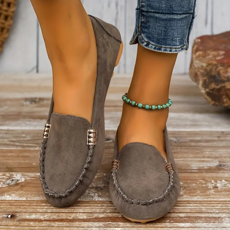 Modische Damen Easy-On Halbschuhe am Fuß, ideal für entspannte Tage und ganztägigen Komfort.