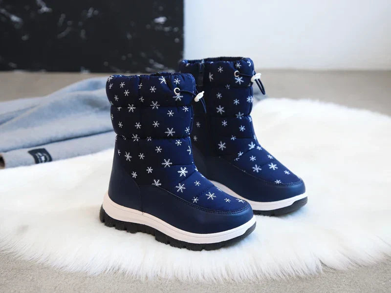 Robuste Schneestiefel für Kinder, warm und wasserdicht, perfekt für Outdoor-Abenteuer im Winter.