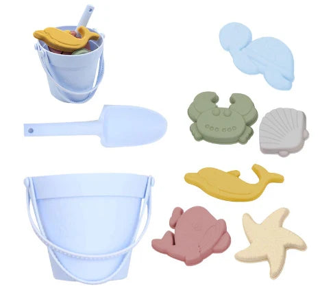 Buntes Kinder Outdoor Strandspielzeug Set mit faltbarem Silikon Sandeimer für Sand & Wasser. Ideal für Sommer & Spielspaß.
