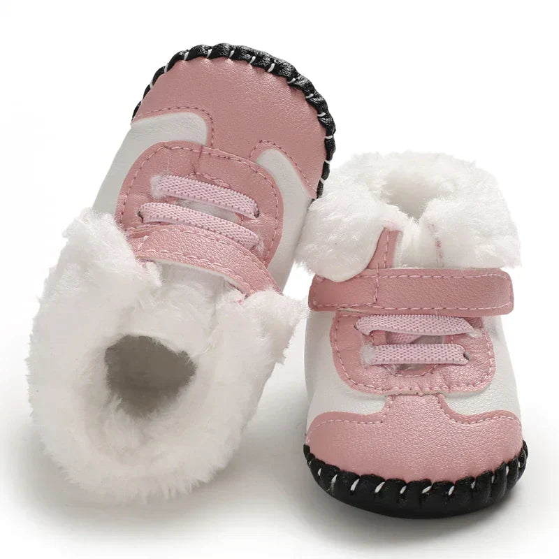 Funktionelle Baby-Winterschuhe mit rutschfester Sohle und verstellbarem Verschluss, optimal für kalte Tage.