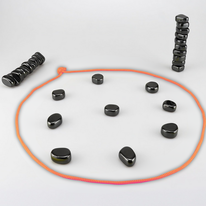 Detaillierte Ansicht des magnetischen Reiseschachsets mit Spielfiguren auf dem Brett, bereit für eine Partie Strategie.