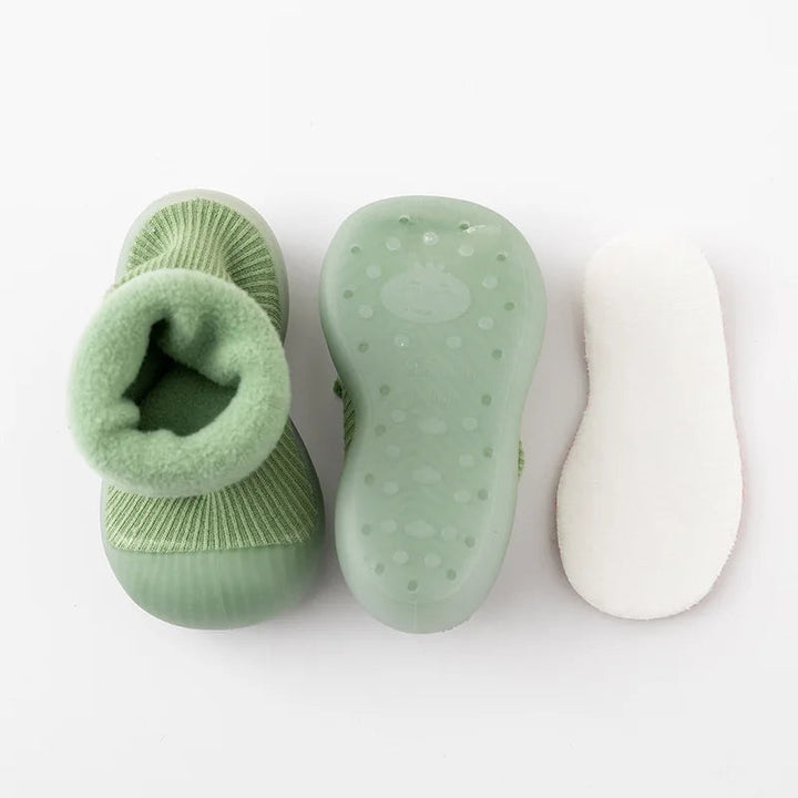 Warme Indoor Sockenschuhe für Babys, rutschfest für sichere Bewegungen zuhause.