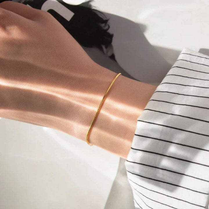 Zeitloses, minimalistisches Goldarmband, ideales Accessoire oder Geschenkidee mit edler Schlangenschließe.