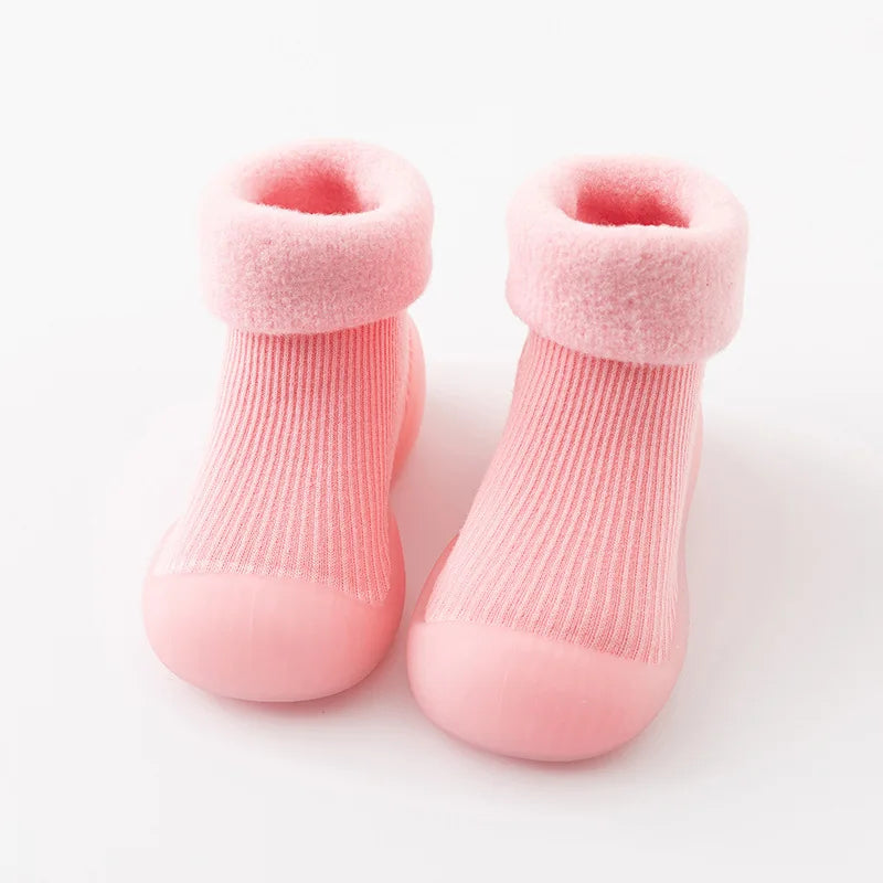 Praktische Krabbelschuhe für Babys, rutschfest & warm für Komfort und Sicherheit.