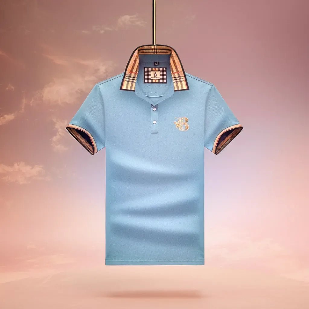 Mann trägt elegantes kurzarm Herren Polohemd im Freien. Stilvoller Look für Frühling & Sommer.