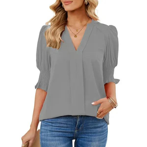 Lässige Damenbluse im Boho-Stil mit femininem V-Ausschnitt und trendigen Puffärmeln, sehr bequem.