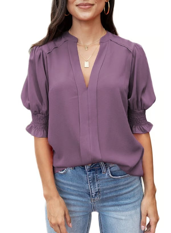 Komfortable Damen Sommerbluse mit V-Ausschnitt und Puffärmeln im angesagten Boho-Stil.