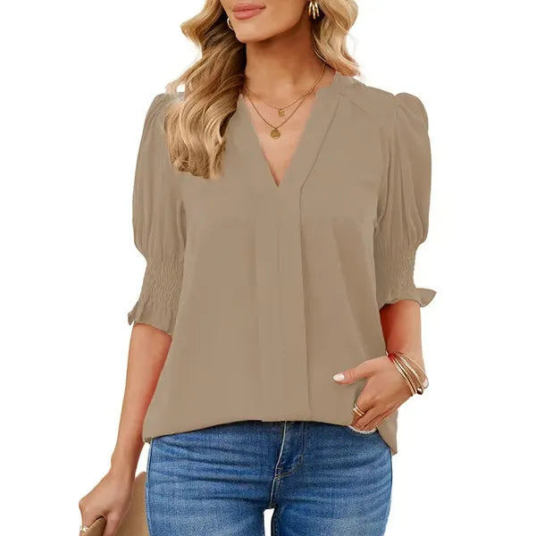 Stilvolle Damen Tunika im Boho-Design mit V-Ausschnitt und Puffärmeln. Ideal für warme Sommertage.