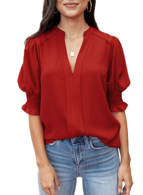 Luftige Damen-Tunika: Boho-Bluse mit V-Ausschnitt und Puffärmeln, perfekt als Casual-Oberteil für den Sommer.