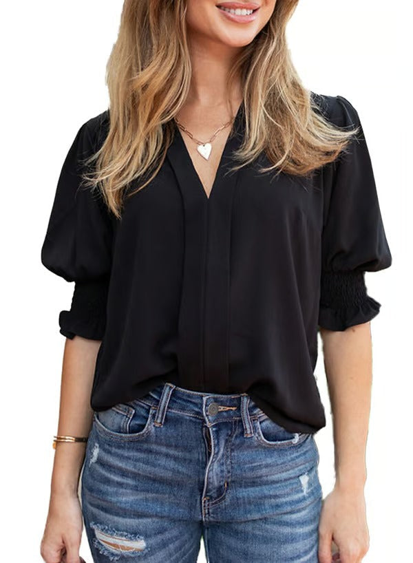 Elegante Damenbluse im Boho-Stil mit V-Ausschnitt und modischen Puffärmeln, ein komfortables Oberteil.