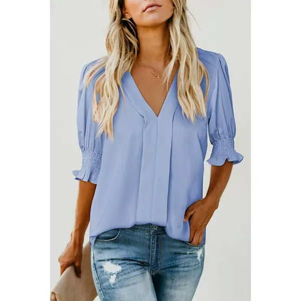 Modische Damenbluse mit V-Ausschnitt und Puffärmeln, im Boho-Look, perfekt für elegante Casual-Outfits.