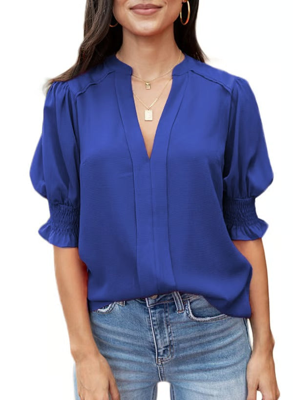 Trendige Damenbluse im Boho-Chic mit V-Ausschnitt und voluminösen Puffärmeln. Ideal für Freizeitmode.