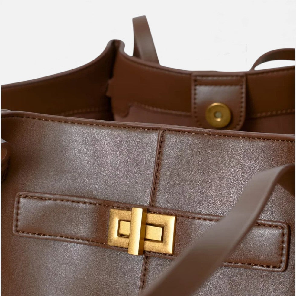 Große Damen Shopper-Tasche aus Kunstleder, bequem als Schultertasche getragen, ideale Begleiterin für den Tag.