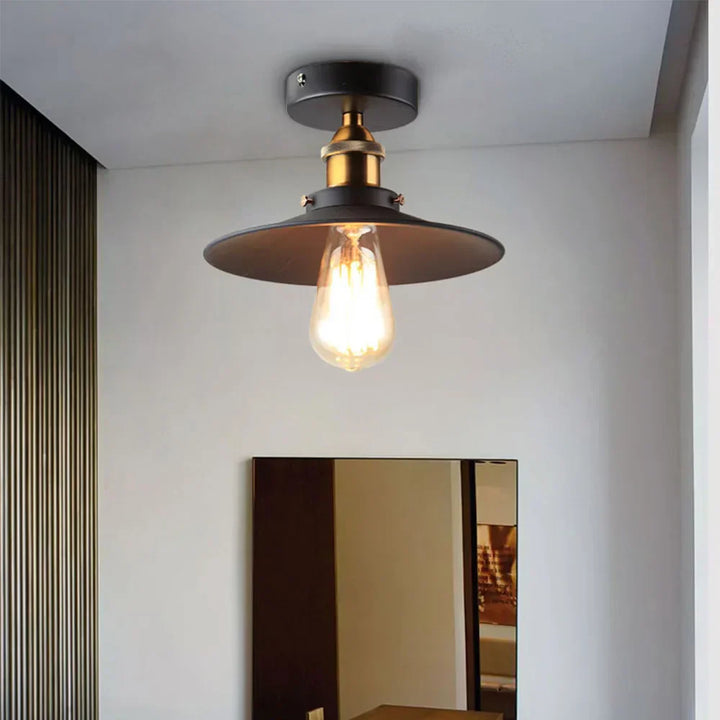 Elegante Retro-Deckenlampe, LED-kompatibel. Bringt Vintage-Flair in Esszimmer & Wohnzimmer.