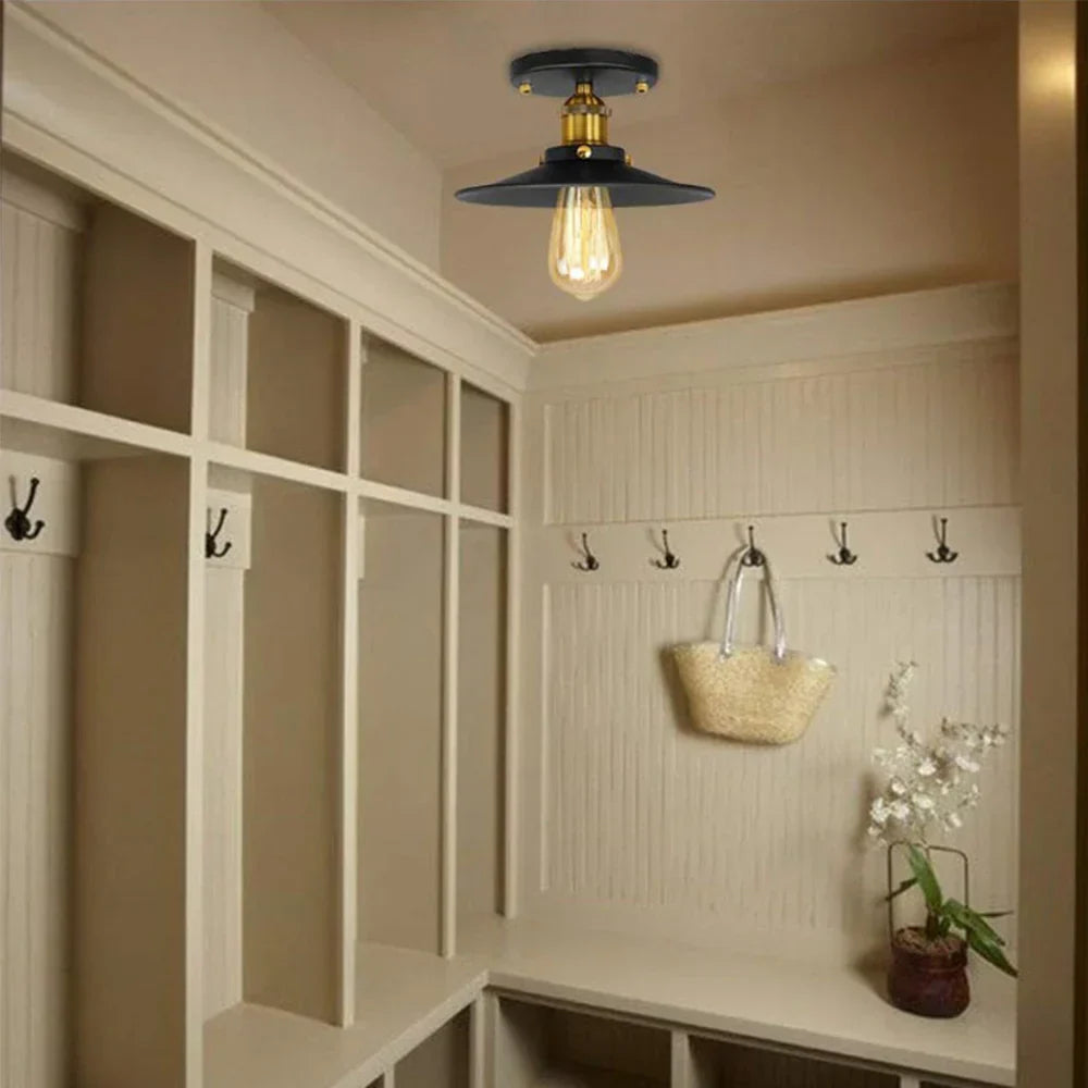 Moderne Industriestil Deckenlampe mit mattem Metall und klarem Glas. Langlebige Wohnzimmerlampe.