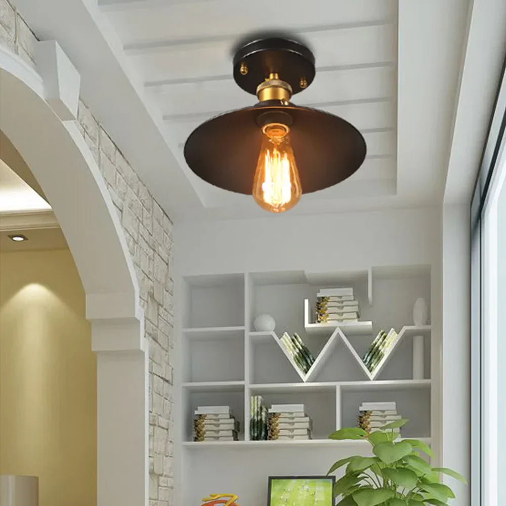 Detailansicht der industriellen Vintage Deckenlampe, zeigt Metallrahmen und Glaskörper. LED-ready.