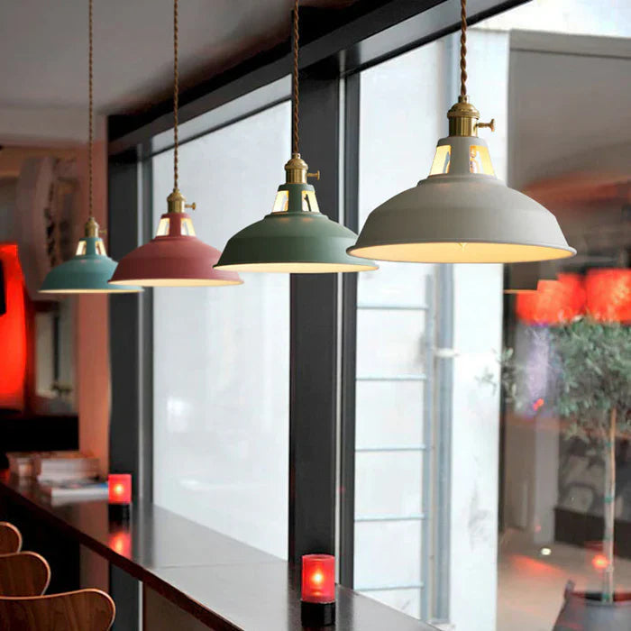 Industrielle Esszimmerlampe, Vintage Look, aus Metall, für Cafés & Restaurants.