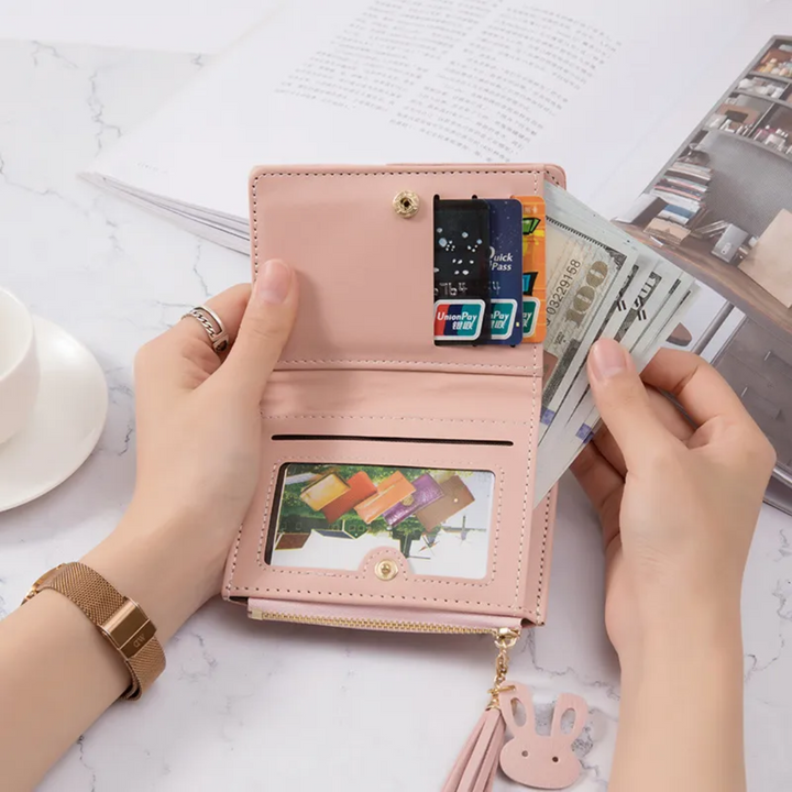 Hochwertiges Kurzportemonnaie für Damen, mit sicherem Reißverschluss und dekorativer Quaste. Ein Must-have Accessoire.