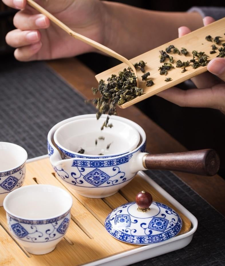 Elegante Keramik-Teekanne mit 360° Drehfunktion für die einfache Teezubereitung. Ideal für Teeliebhaber.