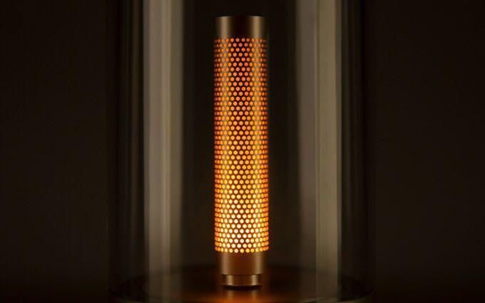 Mehrere LED-Kerzenlichter: smarte Beleuchtung schafft romantisches Ambiente; sichere, flammenlose Deko-Wohnaccessoires.