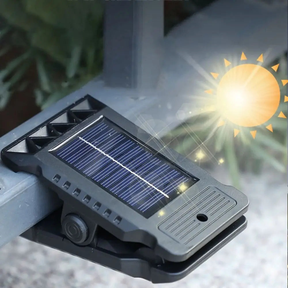 Kabellose Solar-Klip-Lampe mit Bewegungssensor; einfache Montage als Außenbeleuchtung für Gartenwege.