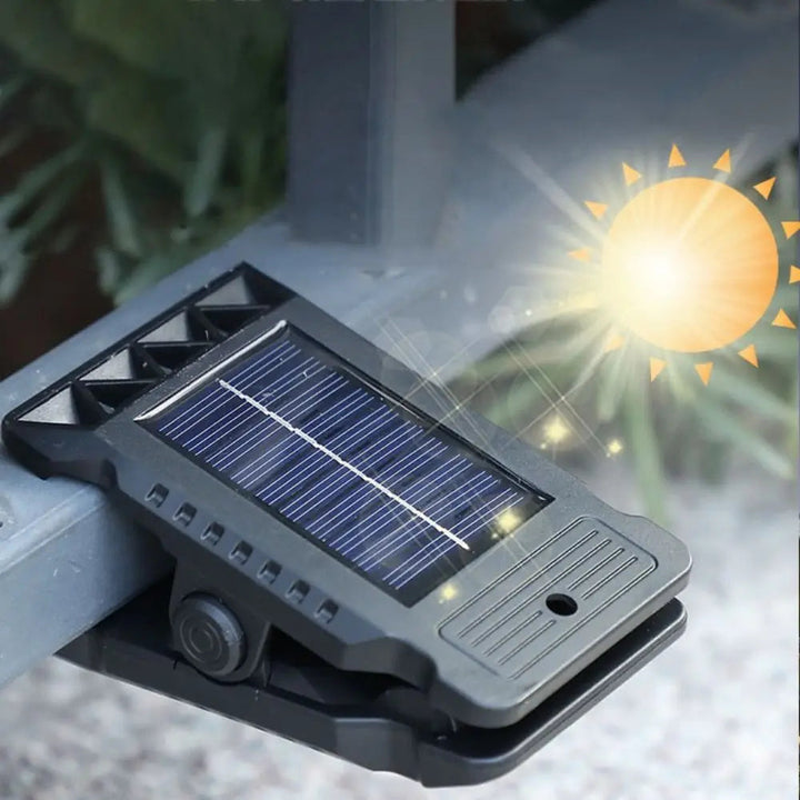 Kabellose Solar-Klip-Lampe mit Bewegungssensor; einfache Montage als Außenbeleuchtung für Gartenwege.