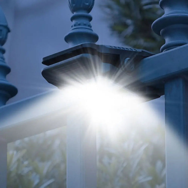 Moderne LED Solar-Außenleuchte mit Bewegungssensor für erhöhte Sicherheit im Garten oder Eingangsbereich.