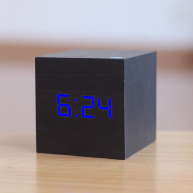 Moderner LED-Wecker mit Sprachsteuerung, Zeitanzeige und Temperaturfunktion, perfekt für ein smartes Zuhause.