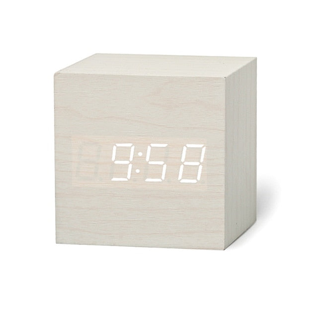 Stilvoller LED-Wecker auf dem Nachttisch, digitale Uhr mit Sprachsteuerung, passt perfekt in jedes Schlafzimmer.