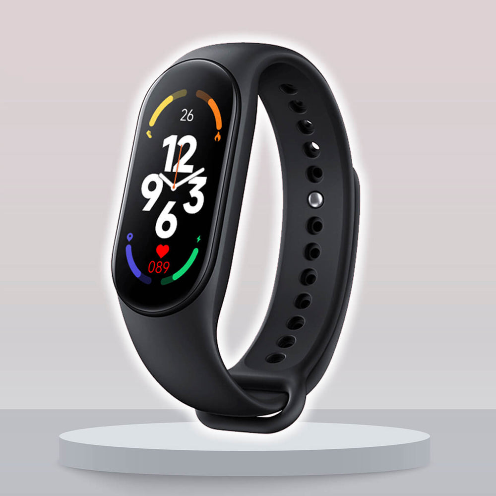 Fröhliches Mädchen mit bunter Kinder Smartwatch am Handgelenk. Misst Aktivität und fördert Gesundheit.