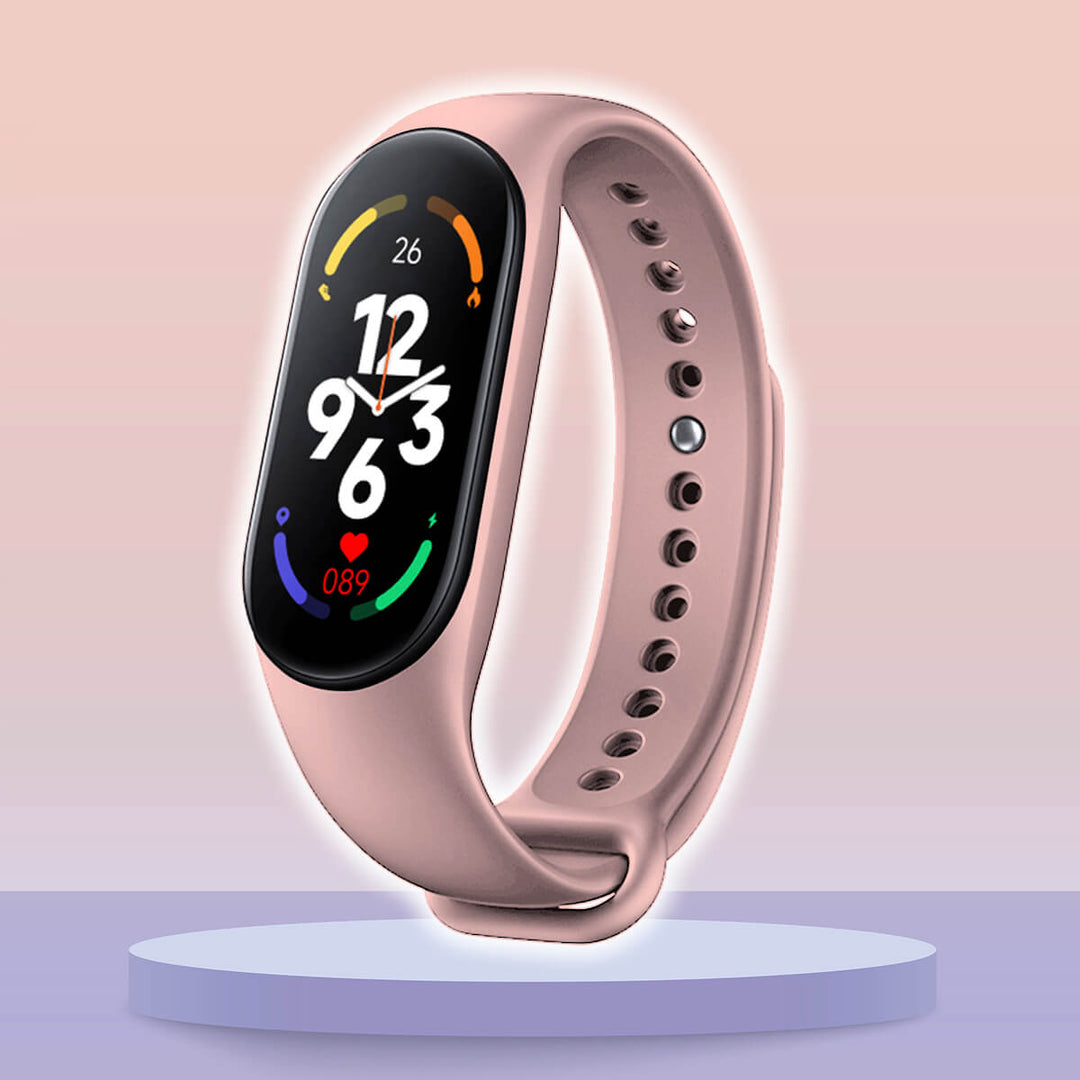 Nahaufnahme des digitalen Bildschirms einer Kinder Fitnessuhr mit Uhrzeit, Datum und Schrittzähler.