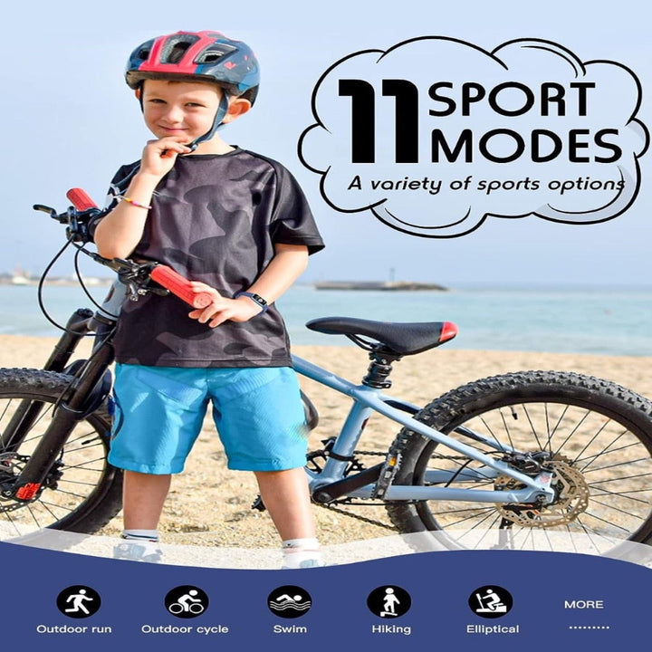 Junge beim Sport, trägt eine moderne Kinder Fitnessuhr. Verfolgt Schritte und Aktivität. Wearable Gadget.