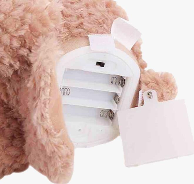 Niedlicher Guck-Guck Plüschbär, der Babys mit Bewegungen und Geräuschen unterhält.