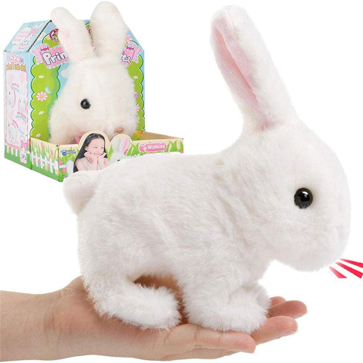 Spielender Hase: Fröhliches Kind umarmt interaktiven Kuschel-Hase, ein charmantes elektronisches Plüschtier.