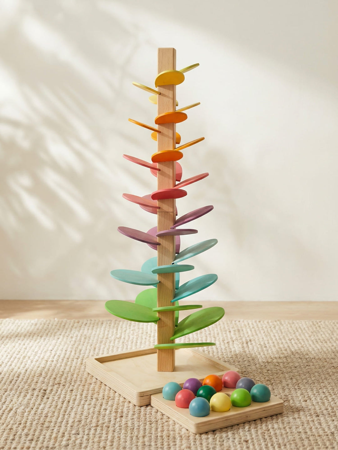Interaktiver Regenbogen Klangbaum aus Holz für Kinder und Kleinkinder. Pädagogisches Murmelturm Lernspielzeug.