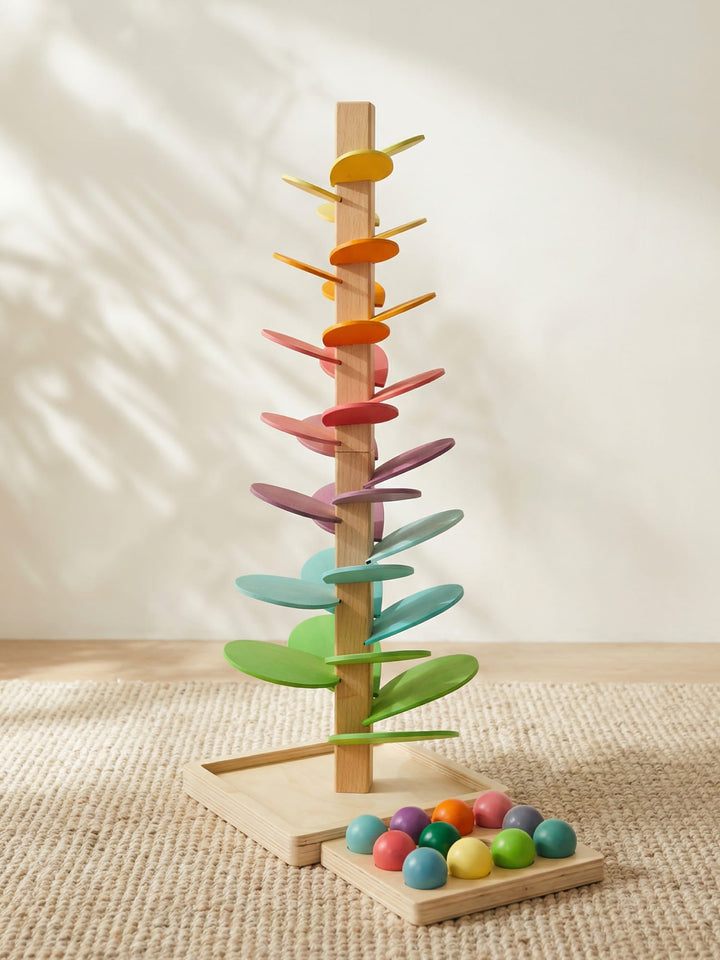 Interaktiver Regenbogen Klangbaum aus Holz für Kinder und Kleinkinder. Pädagogisches Murmelturm Lernspielzeug.