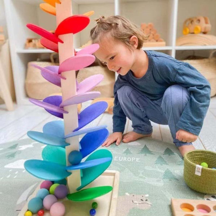 Hochwertiger Regenbogen Klangbaum aus Naturholz. Pädagogisches Motorikspielzeug für Kinder und Babys.