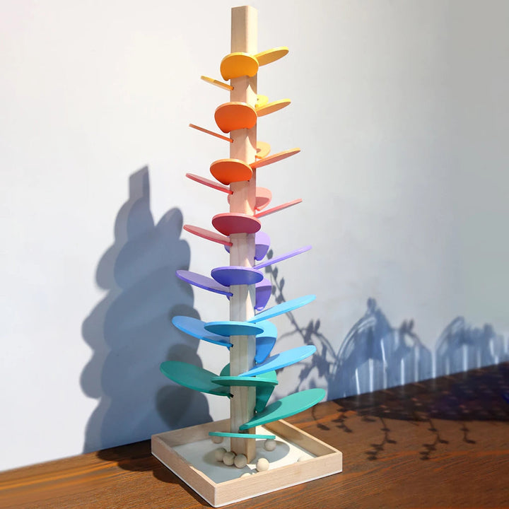 Regenbogen Klangbaum aus Holz mit fallenden Kugeln. Interaktives Lernspielzeug für Motorik bei Kindern.