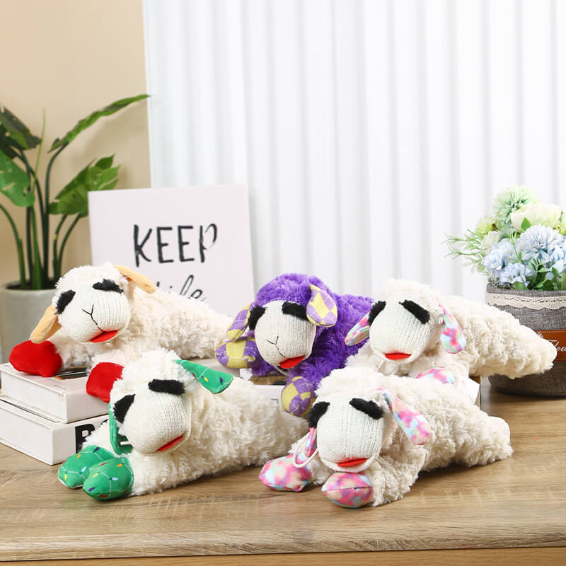 Weiches Lamm Kuscheltier für Hunde, ein interaktives Quietschspielzeug aus Plüsch.