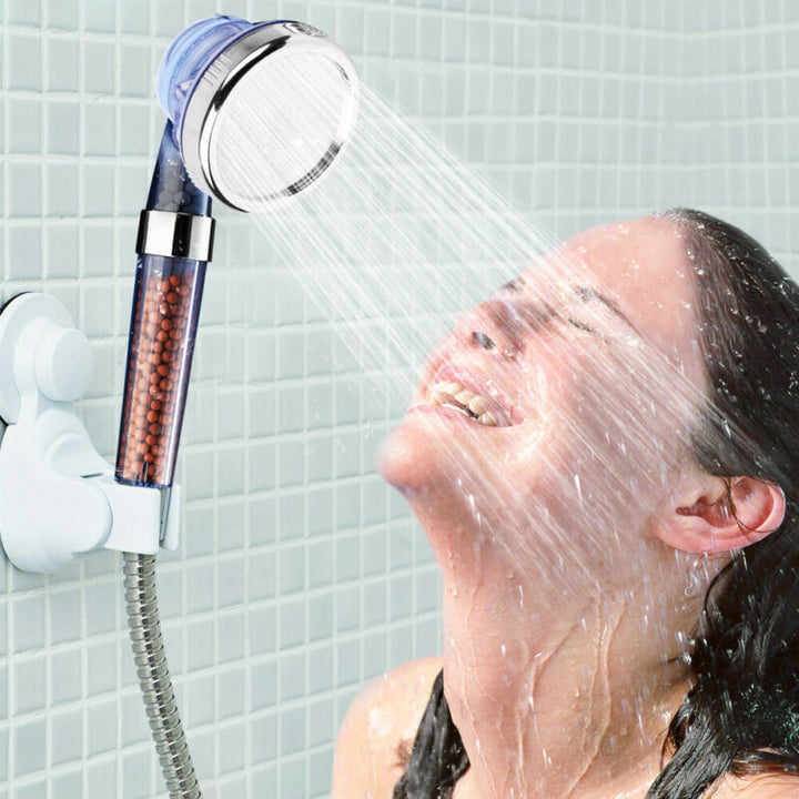 Moderner Filterduschkopf mit Ionen-Technologie. Optimal für die Wasserfilterung im Badezimmer. Verbesserte Dusche.