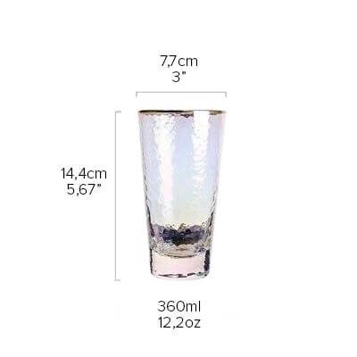 Glänzende irisierende Trinkgläser, hohe Cocktailgläser, bereichern jede Bar mit Eleganz & Stil.