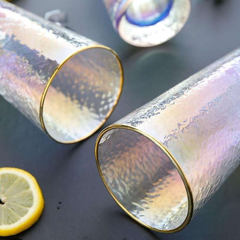 Set eleganter irisierender Cocktailgläser, schimmernde Trinkgläser als Geschenkidee für die Bar.