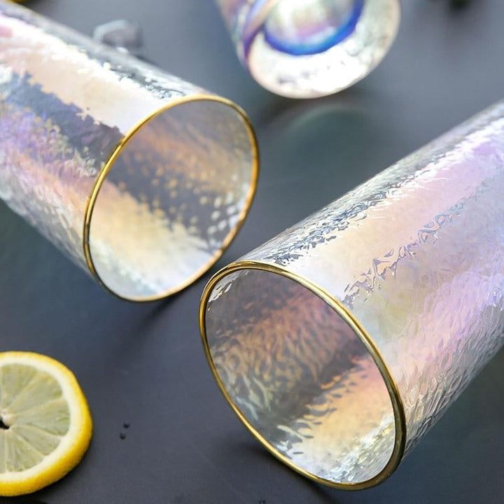 Set eleganter irisierender Cocktailgläser, schimmernde Trinkgläser als Geschenkidee für die Bar.