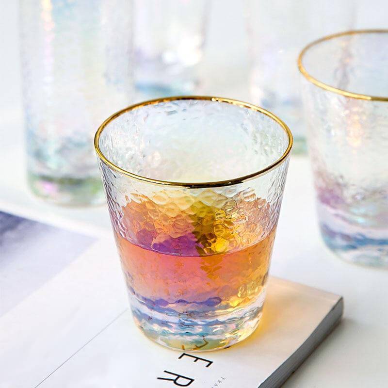 Elegante irisierende Cocktailgläser, schillernde Glaswaren, ideal für jede moderne Küche.