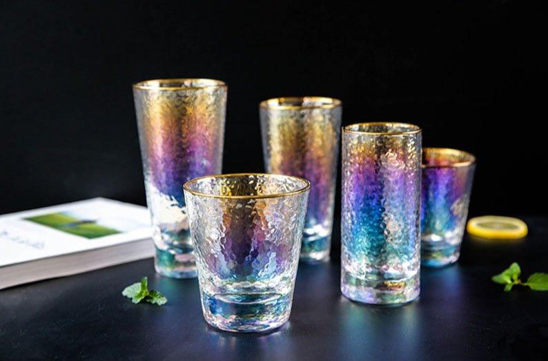 Irisierende Cocktailgläser, elegante Glaswaren mit changierendem Farbspiel, vielseitig nutzbar.